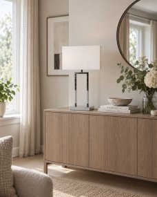 Gemma 52cm Kromi pöytävalaisin valmistajalta Nordic Lighting - Valkoinen, suorakulmainen tekstiilivarjostin levitt&auml;&auml; pehme&auml;&auml; ja miellytt&auml;v&auml;&auml; valoa, joka sopii t&auml;ydellisesti sek&auml; makuuhuoneisiin, olohuoneisiin ett&auml; eteisiin.