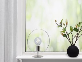 Spartan ringo 35cm Kromi pöytävalaisin valmistajalta Cottex - Avoin rakenne korostaa valonlähdettä ja antaa ainutlaatuisen ja tyylikkään ilmeen.