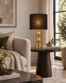 Circolo 48cm Messinki/musta pöytävalaisin valmistajalta Nordic Lighting - Circolo-p&ouml;yt&auml;valaisimessa yhdistyv&auml;t koristeellinen metallijalka, elegantti messinkipinta ja klassinen musta pellavavarjostin.