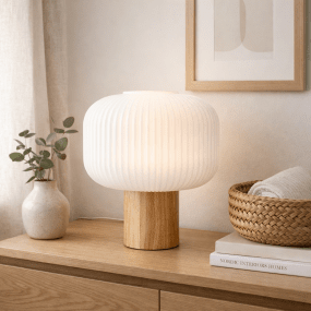 Ekerum 34cm Valkoinen pöytävalaisin valmistajalta Nordic Lighting - Puinen lampunjalka antaa l&auml;mpim&auml;n ja vankan ilmeen, kun taas valkoinen uurrettu lasivarjostin luo miellytt&auml;v&auml;n ja pehme&auml;n valon.