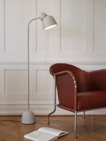Bird Hiekka/messinki valmistajalta Belid - Epäsymmetrisen muotonsa ja elegantin metallirakenteensa ansiosta tämä lattiavalaisin on taiteellinen lisä kotiisi.