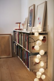 Irislights Butter Yellow 20-lights Kermanvalkoinen valmistajalta Irislights - K&auml;sintehdyt pallot on valmistettu ohuesta, k&auml;sinv&auml;rj&auml;tyst&auml; langasta ja ymp&auml;rist&ouml;yst&auml;v&auml;llisest&auml; liimasta, mik&auml; tekee jokaisesta sarjasta ainutlaatuisen.