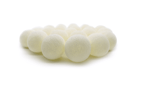 Irislights Butter Yellow 20-lights Kermanvalkoinen valmistajalta Irislights - K&auml;sintehdyt pallot on valmistettu ohuesta, k&auml;sinv&auml;rj&auml;tyst&auml; langasta ja ymp&auml;rist&ouml;yst&auml;v&auml;llisest&auml; liimasta, mik&auml; tekee jokaisesta sarjasta ainutlaatuisen.