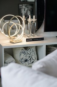 Loop 37cm Samppanja pöytävalaisin valmistajalta Aneta Lighting - Integroitu 14 W LED, joka voidaan himmentää 3-portaisella himmentimellä; lampun kantaa.