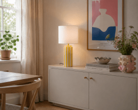 Faro 50cm Keltainen/valkoinen pöytävalaisin valmistajalta Nordic Lighting - Lampunjalka on valmistettu keraamisesta materiaalista, ja sen kermanvalkoinen jalusta ja keltaiset raidat luovat eloisan mutta tasapainoisen vaikutelman.
