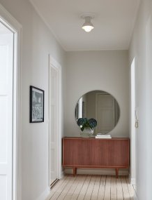 Down Ø20 Beige plafondi valmistajalta CO Bankeryd - Uppokuoren nuorekas ja skandinaavinen muotoilu sopii tunnelmallisen valonsa ansiosta t&auml;ydellisesti eteiseen tai keitti&ouml;&ouml;n.