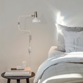 Ray Valkoinen lukulamppu valmistajalta CO Bankeryd - P&aring; ilta antaa valoa ratkaisuun ja pariliitokseen; päivällä se lisää mielenkiintoista ja skandinaavista luonnetta laulupaikkaan.