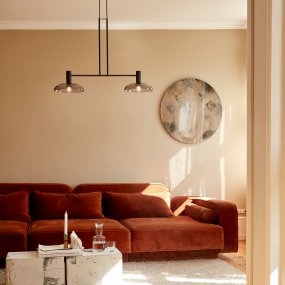 Ufo Long 80cm Musta valmistajalta CO Bankeryd - Musta v&auml;ri ja kaksi savuista lasikupua ilmaisevat harmonisen tyylivarmuuden.