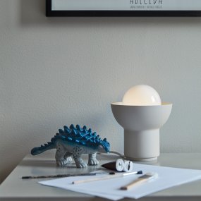 Up 13cm Vaalea beige pöytävalaisin valmistajalta CO Bankeryd - Up-pöytävalaisin on nuorekas ja skandinaavinen muotoilu, jossa pystysuorasta valosta tulee koristeellinen osa valaisimen muotoa.