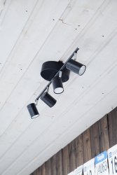 Correct 4 Matta musta kohdevalaisin valmistajalta By Rydéns - Kattokaide antaa sinulle hyvän työvalon ja d&aring; muotoilu on tyylikäs ja huomaamaton, sopii mainiosti yhdistettäväksi tyylikkään kattovalaisimen kanssa, joka luo tunnelmaa esimerkiksi keittiön pöydän päälle.