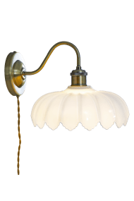 Sofia 32cm Antiikkimessinki seinävalaisin valmistajalta Aneta Lighting - Sopii useimpiin huoneisiin ja luo pehme&auml;n, koristeellisen valon, joka luo kutsuvan tunnelman.
