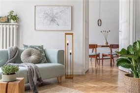 Square Puu lattiavalaisin valmistajalta Searchlight - 140 cm:n korkeudellaan Square-lattiavalaisin on tyylikäs katseenvangitsija, joka sopii useimpiin huoneisiin.