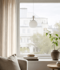 Globi Ø15 Kromi/valkoinen valmistajalta Nordic Lighting - Globi-ikkunavalaisin on tyylik&auml;s ja moderni valaisin, joka luo huoneeseen l&auml;mpim&auml;n ja viihtyis&auml;n tunnelman.