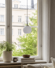 Globi Ø15 Mustavalkoinen ikkunavalaisin valmistajalta Nordic Lighting - Globi-ikkunavalaisin on tyylik&auml;s ja moderni valaisin, joka luo huoneeseen l&auml;mpim&auml;n ja viihtyis&auml;n tunnelman.