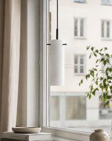 Cilinda Ø7 Mustavalkoinen ikkunavalaisin valmistajalta Nordic Lighting - Cilinda on ajaton ikkunavalaisin, jossa on tyylik&auml;s muotoilu.