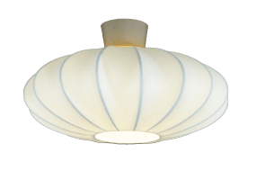 Madison Ø45 Valkoinen valmistajalta Aneta Lighting - Varjostin on valmistettu keinotekoisesta silkistä ja se on pingotettu metallikehyksen päälle, joka antaa lampulle sen tunnusomaisen muodon.