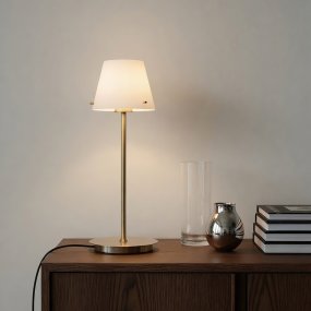 Gil 34cm Satiini messinki valmistajalta Herstal - Se on valmistettu metallista, jossa on satiinimessinkipinta, ja siin&auml; on valkoinen lasivarjostin, joka levitt&auml;&auml; pehme&auml;&auml; ja miellytt&auml;v&auml;&auml; valoa.