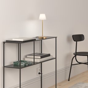 Gil 34cm Satiini messinki valmistajalta Herstal - Se on valmistettu metallista, jossa on satiinimessinkipinta, ja siinä on valkoinen lasivarjostin, joka levittää pehmeää ja miellyttävää valoa.