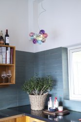 Gross Ø30 Monivärinen kattovalaisin valmistajalta By Rydéns - Kuten nimestä voi päätellä, tämä on pienempi variantti Gross-kattovalaisimista, jonka halkaisija on 30 senttimetriä.