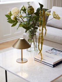 Hygge 20cm Antiikki messinki Siirrettävä valmistajalta Halo Design - Hygge on kannettava pöytävalaisin, jossa on moderni muotoilu ja valmistettu metallista.