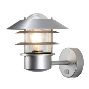 Helsingor PIR Ø22 Hopea ulkovalo valmistajalta Elstead Lighting - Tillverkad av rostfritt st&aring;l i silverfinish och glas, erbjuder den en robust och v&auml;derbest&auml;ndig konstruktion som &auml;r perfekt f&ouml;r fasader, entr&eacute;er och uteplatser.