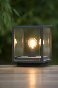 Claire 25cm Musta valmistajalta Lucide - Claire on tyylik&auml;s porttivalaisin, joka tarjoaa kaunista ja tasaista valaistusta puutarhaan.