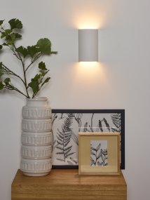 Gipsy 18cm Valkoinen seinävalaisin valmistajalta Lucide - Tyylik&auml;s, py&ouml;ristetyn puoliputken muotoinen muotoilu tarjoaa pehme&auml;n ja tasaisen valon, joka levi&auml;&auml; kauniisti sek&auml; yl&ouml;s ett&auml; alas sein&auml;&auml; pitkin.