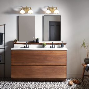 Ainsley 40cm Harjattu messinki kylpyhuoneen valaisin valmistajalta Elstead Lighting - Kupolimaiset opaalilasivarjostimet tarjoavat pehme&auml;n ja miellytt&auml;v&auml;n valon, ja ne on yhdistetty eleganttiin harjattuun messinkipintaan, joka viimeistelee kokonaisuuden.