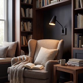 Bray 42cm Musta lukulamppu valmistajalta Elstead Lighting - Brayssa on my&ouml;s huomaamattomasti integroitu virtakytkin, jolla lampun voi helposti kytke&auml; p&auml;&auml;lle ja pois suoraan valaisimesta.