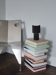 Iluma 22cm Musta Siirrettävä valmistajalta Herstal - Ilumassa on integroitu LED, jonka l&auml;mmin valkoinen valo on 2700K ja valovirta 60 lumenia.