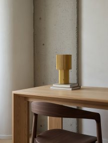 Iluma 22cm Kulta Siirrettävä valmistajalta Herstal - Ilumassa on integroitu LED, jonka l&auml;mmin valkoinen valo on 2700K ja valovirta 60 lumenia.