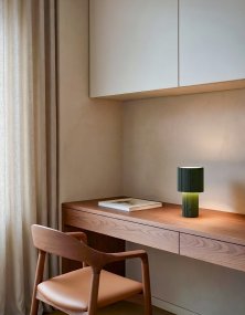 Iluma 22cm Oliivinvihreä Siirrettävä valmistajalta Herstal - Ilumassa on integroitu LED, jonka l&auml;mmin valkoinen valo on 2700K ja valovirta 60 lumenia.