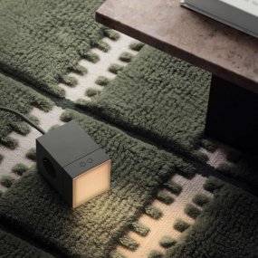 LAMP 1 - EU Vihreä valmistajalta Avolt - Lamppu on valmistettu polykarbonaatista ja sen yl&auml;osa on satiinitusta, teksturoidusta lasista, joka levitt&auml;&auml; valoa pehme&auml;sti ja miellytt&auml;v&auml;sti.
