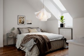 Juliette Ø75 Valkoinen valmistajalta By Rydéns - Ainutlaatuisen muotonsa ja eleganttien yksityiskohtiensa ansiosta Juliette on erinomainen valinta niille, jotka haluavat kattovalaisimen, joka on sek&auml; kaunis ett&auml; antaa huoneeseen oikeanlaisen tunnelman.