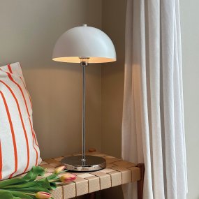 Lago 55cm Kromi Siirrettävä valmistajalta Dyberg Larsen - Den kan anv&auml;ndas b&aring;de inomhus och utomhus och har en batteritid p&aring; upp till &aring;tta timmar per laddning.