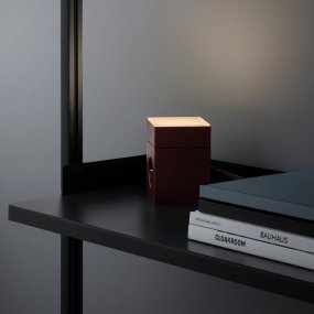 LAMP 1 - EU Burgundi valmistajalta Avolt - Lamppu on valmistettu polykarbonaatista ja sen yläosa on satiinitusta, teksturoidusta lasista, joka levittää valoa pehmeästi ja miellyttävästi.