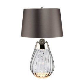 Lena 60cm Harmaa/savu pöytävalaisin valmistajalta Elstead Lighting - Till basen ing&aring;r en utbytbar GU10 ljusk&auml;lla p&aring; 7W med 3000K varmvitt ljus och 620lm.