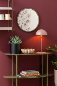 Bonnet 40cm Vaaleanpunainen valmistajalta Leitmotiv - Puuterimaisen pinkin s&auml;vyn ja eleganttien messinkidetailien ansiosta valaisin luo tyylikk&auml;&auml;n ja trendikk&auml;&auml;n ilmeen, ja valaisin levitt&auml;&auml; l&auml;mmint&auml; ja miellytt&auml;v&auml;&auml; valoa.