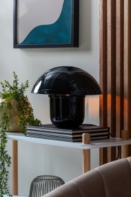 Mushroom 25cm Musta valmistajalta Leitmotiv - Valaisimen varjostin luo häikäisemättömän valon ja suuntaa valon alaspäin, mikä luo miellyttävän ja tunnelmallisen valaistuksen.