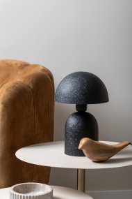 Boaz Mini 30cm Musta valmistajalta Leitmotiv - Metallinen Boaz-pöytävalaisin on moderni ja tyylikäs, ja siinä on trendikäs, sienenmuotoinen siluetti.