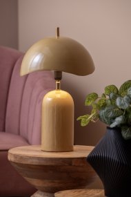 Querido 40cm Keltainen pöytävalaisin valmistajalta Leitmotiv - Se on valmistettu metallista, jossa on kiiltävä hunajankeltainen viimeistely ja kultaiset yksityiskohdat, ja se on tyylikäs lisä kotiisi.