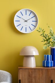 Masivo Seta 34cm Beige pöytävalaisin valmistajalta Leitmotiv - Reilun kokoinen ja pehmeän sienen muotoinen valaisin antaa rauhallisen mutta samalla ilmeikkään vaikutelman.