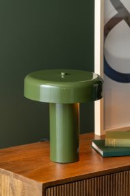 Riqueza Palo 26cm Vihreä pöytävalaisin valmistajalta Leitmotiv - Ohut muoto ja puhdaslinjainen muotoilu antavat sille elegantin ja hillityn ilmeen, joka sopii moniin eri ympäristöihin.