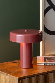 Riqueza Palo 26cm Burgundi pöytävalaisin valmistajalta Leitmotiv - Ohut muoto ja puhdaslinjainen muotoilu antavat sille elegantin ja hillityn ilmeen, joka sopii moniin eri ympäristöihin.