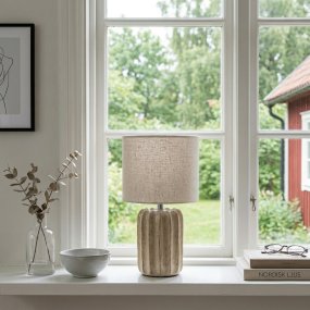 Flint 33cm Beige pöytävalaisin valmistajalta Cottex - Valaisimen jalka ja beigenv&auml;rinen tekstiilivarjostin luovat pehme&auml;n ja harmonisen kokonaisuuden.