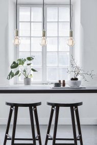 Sky 68cm Messinki kattovalaisin valmistajalta Markslöjd - Kolmella messinginvärisellä lampunvarjostimella ja mustilla tekstiilijohdoilla se luo modernin ja minimalistisen ilmeen.