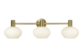 Elba 63cm Matt Brass kylpyhuoneen valaisin valmistajalta Aneta Lighting - Tässä metallista ja mattapintaisesta messingistä valmistetussa seinävalaisimessa on tyylikäs muotoilu ja kolme kauniisti muotoiltua opaalivalkoista lasikupua, jotka luovat pehmeän ja miellyttävän valon.