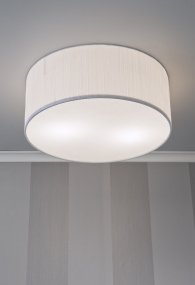 Bendir Ø38 Valkoinen laskostettu valmistajalta Aneta Lighting - Bendir on katto, joka huokuu hienovaraista eleganssia ja yksinkertaisuutta.