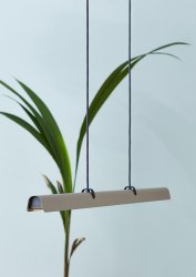 Fold 118cm Hiekka valmistajalta Belid - Jokainen valaisin on ruotsalaisen muotoilun mestariteos, ja siin&auml; on valetut helmat ja rei'itetyt yksityiskohdat, jotka korostavat vankkaa ammattitaitoa ja ilmaisevat, kuinka metalli voi syleill&auml; valoa.