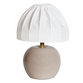 Peach 27cm Beige pöytävalaisin valmistajalta Cottex - Valkoinen tekstiilivarjostin kauniisti laskostetulla muotoilulla luo mukavan kontrastin maanl&auml;heiseen jalustaan ja levitt&auml;&auml; pehme&auml;&auml; ja miellytt&auml;v&auml;&auml; valoa.